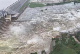 Inundaciones destruyen puente y obligan desalojo en Texas