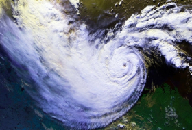 ¿Un mensaje de advertencia de la Tierra?: Dos enormes ciclones acechan el Pacífico