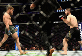 Un video muestra cómo McGregor golpea al mánager de Nurmagomédov