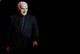 Macron publica un tuit en armenio en homenaje a las raíces de Aznavour