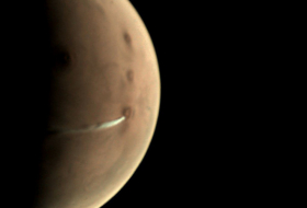¿Hay una erupción? Captan una nube alargada en las cercanías de un volcán en Marte