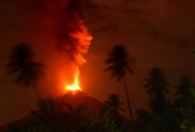 La erupción de un volcán en isla indonesia de Célebes arroja ceniza hasta 2.000 metros de altura
