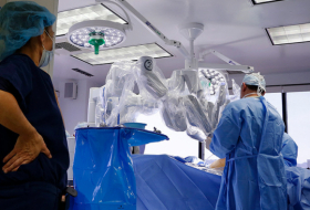 Investigan la muerte de un paciente británico tras una operación pionera con ayuda de un robot