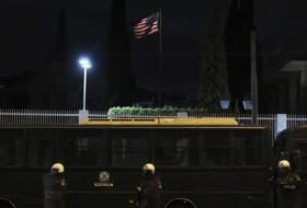 Arrojan botellas llenas de pintura a la embajada de EEUU en Grecia
