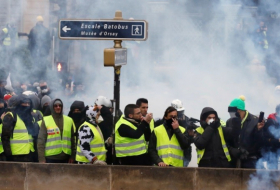 VIDEO: Un boxeador enfrenta prisión por golpear a un policía durante las protestas en París