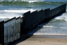   Gobierno EEUU considera usar fondos de desastres para muro fronterizo  