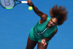 Serena Williams levanta emociones enfrentadas por su traje en el Open de Australia