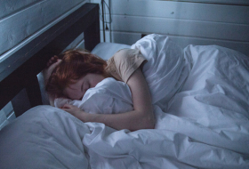 ¿Por qué dormimos? Revelan una importante conexión entre el sueño, las neuronas y el ADN
