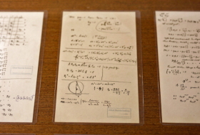 Resuelven un 'rompecabezas' de Einstein tras encontrar la página faltante de un manuscrito suyo