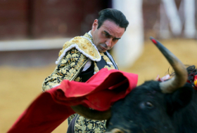 El torero español Enrique Ponce gravemente herido tras una cogida en Valencia