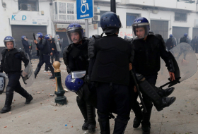 Un centenar de efectivos de seguridad heridos durante protestas en la capital argelina