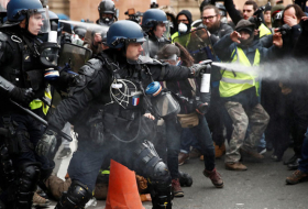   VIDEO: Policía francés rocía con gas pimienta a un activista de los 'chalecos amarillos' en silla de ruedas  