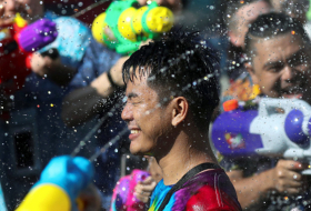 Los tailandeses celebran el año nuevo budista con una 'guerra' de agua