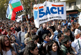 Estudiantes chilenos protestan en Santiago para exigir el fin del endeudamiento escolar