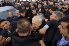 Una muchedumbre ataca al líder de la oposición turca durante un funeral