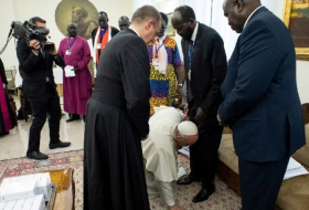   El papa Francisco besa los pies de los líderes de Sudán del Sur para persuadirlos a reconciliarse-  VIDEO    