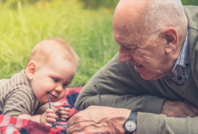   Estudio:   Abuelos y abuelas que cuidan a sus nietos viven más