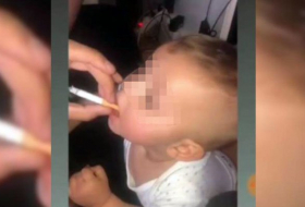  España: Mujer le pone a su bebé un cigarro en la boca