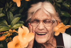 Un estudio calcula a qué edad nos sentimos más optimistas