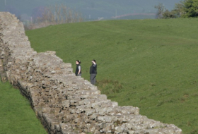     FOTOS:     Colapsa la muralla romana que inspiró 'Juego de Tronos' por los turistas que buscan selfis
