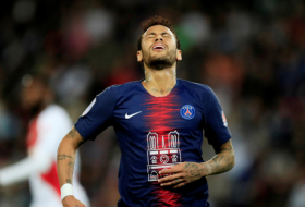 Suspenden por tres fechas a Neymar por golpear a un aficionado