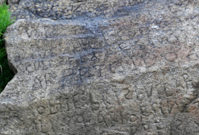 Ofrecen en Francia 2.000 euros por descifrar el misterioso texto de una 'piedra de Rosetta'