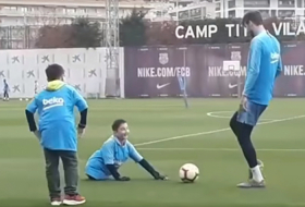 Un sueño hecho realidad: un niño sin piernas juega al fútbol con Piqué y Messi 