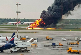  Devorado por las llamas: El aterrizaje forzoso del avión ruso que dejó 41 muertos, en videos 