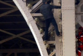 Evacuada la Torre Eiffel por la presencia de un hombre escalando el monumento