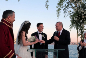Así Erdogan 'bendice' la unión entre el futbolista Özil y la modelo Amine Gulse