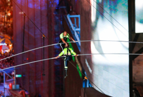 Hermanos equilibristas conquistan Times Square andando en cuerda floja a 25 pisos de altura