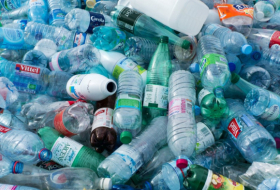 Si bebes agua embotellada, podrías duplicar la cantidad de microplástico que ingieres, según estudio
