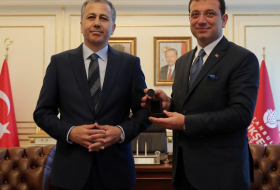   El nuevo alcalde de Estambul asume su cargo  