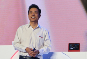     VIDEO  : Empapan con agua al fundador del 'Google chino' durante una conferencia de la compañía  