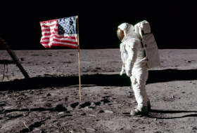 Cómo plantaron la bandera en la Luna y por qué ondeaba