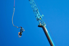  VIDEO:  Salta desde una grúa de casi 100 metros, se le rompe la cuerda y sobrevive