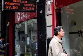 Argentina refuerza el control de cambios ante el agravamiento de la crisis