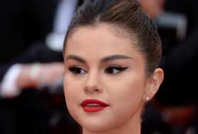 Selena Gómez posa al natural sin una gota de maquillaje