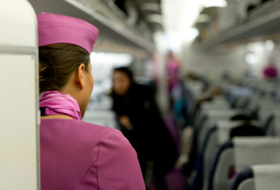 Una azafata confiesa por qué jamás debería pedir té o café en un avión