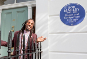 Marcan con una placa conmemorativa la casa de Bob Marley en Londres