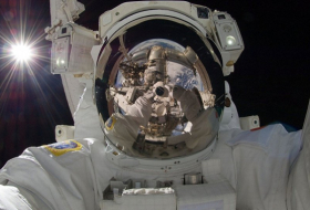 Astronautas realizan una caminata espacial fuera de la EEI
