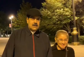  Maduro aprovechó que en Bakú nadie lo conoce para dar un paseíto con Cilita- Video