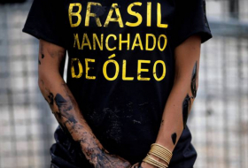 La foto de un niño cubierto de petróleo en las playas de Brasil recorre el mundo: ¿de quién se trata?