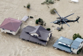 Una anciana cae de un helicóptero mientras era rescatada del devastador tifón Hagibis en Japón