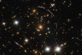 Telescopio Hubble capta 12 duplicados de una galaxia lejana debido a un efecto de distorsión