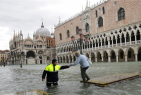 Venecia se inunda por tercera vez en menos de una semana por una marea récord