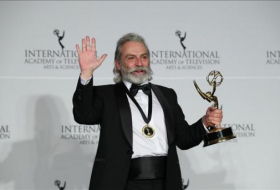 Actor turco Haluk Bilginer gana el premio al “mejor actor” en los Emmy