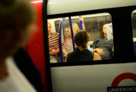  VIDEO  : Una musulmana se enfrenta a un hombre que insultaba a una familia de judíos en el metro de Londres