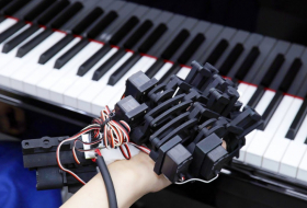  VIDEO:  Sony crea un guante y un exoesqueleto para aprender a tocar el piano