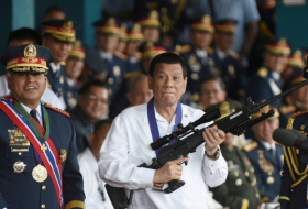Duterte recibe de regalo un fusil de francotirador ruso
